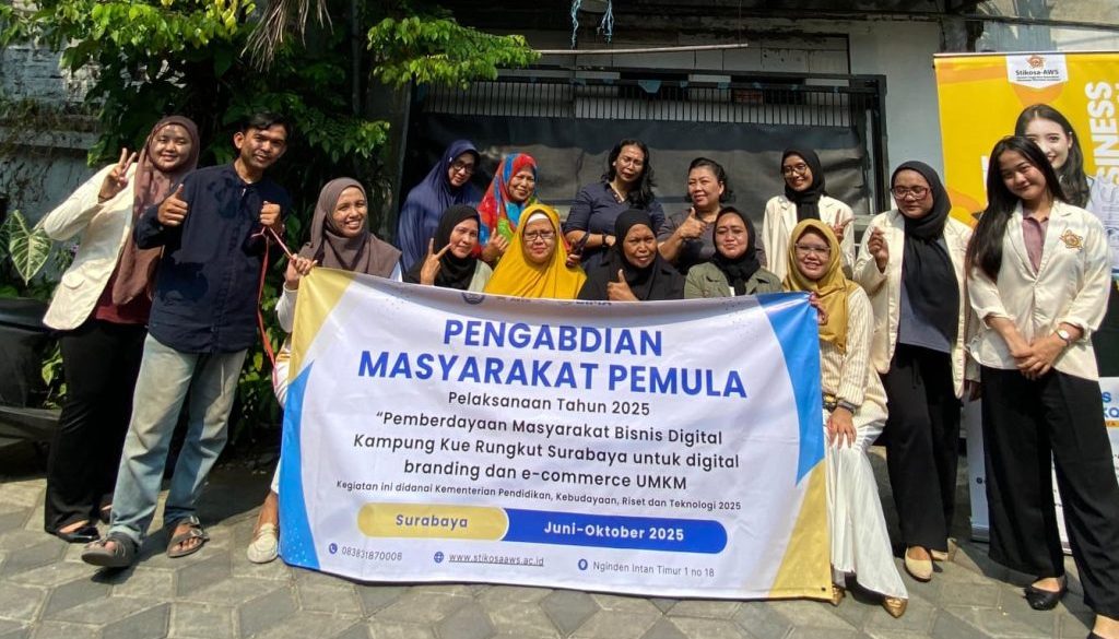 Pelatihan Digital Marketing Tim Dosen Stikosa AWS di Kampung Kue Rungkut