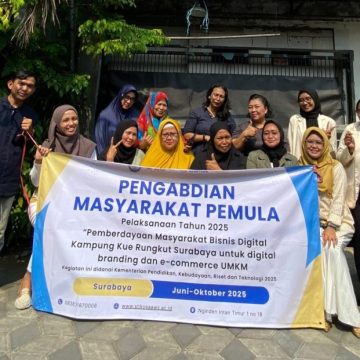 Pelatihan Digital Marketing Tim Dosen Stikosa AWS di Kampung Kue Rungkut