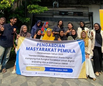 Pelatihan Digital Marketing Tim Dosen Stikosa AWS di Kampung Kue Rungkut